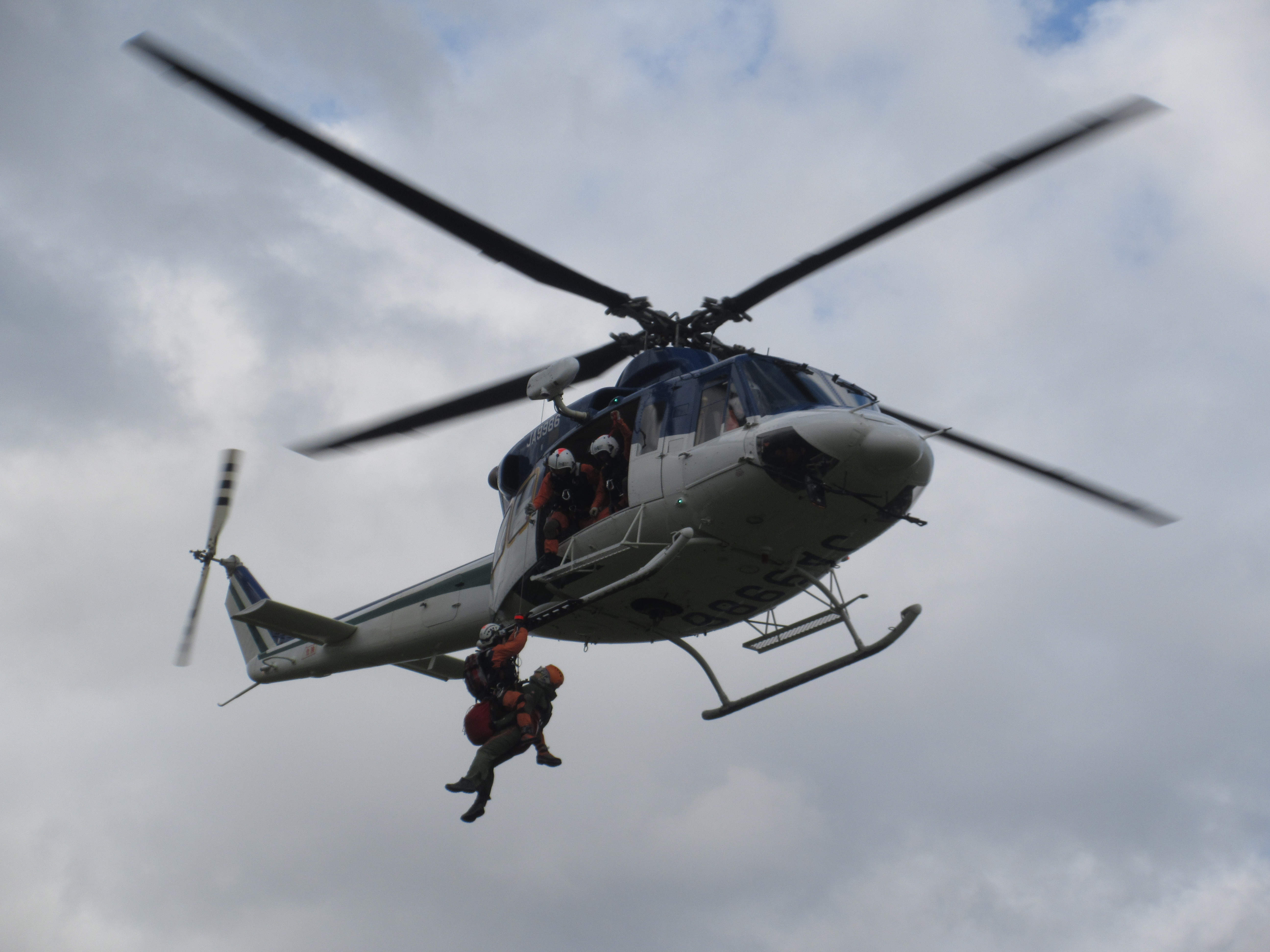 雪崩被害防止の講演会開催　北海道防災航空隊ヘリも飛来